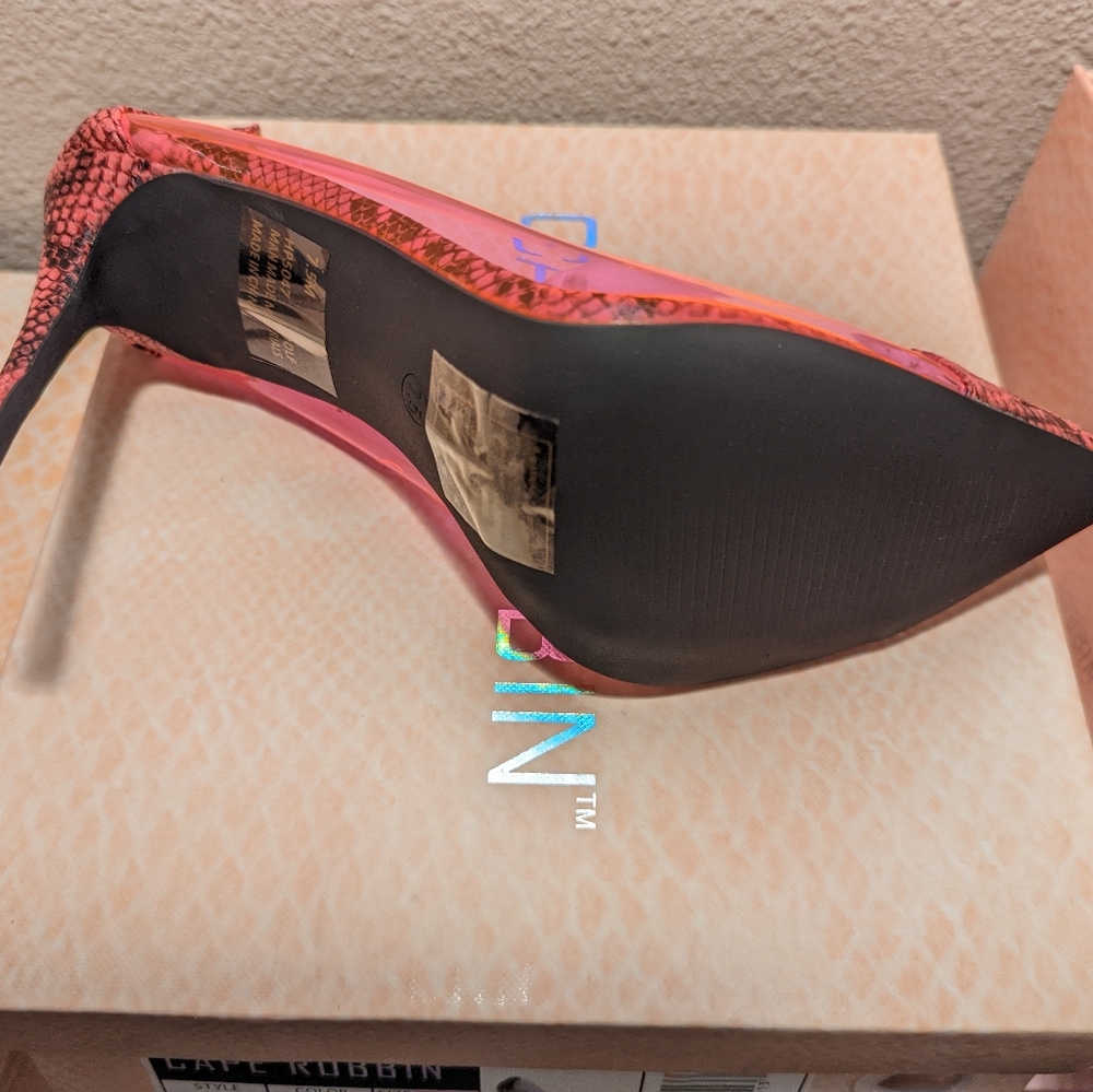 Pointed Toe Heel - Picture 14 of 15